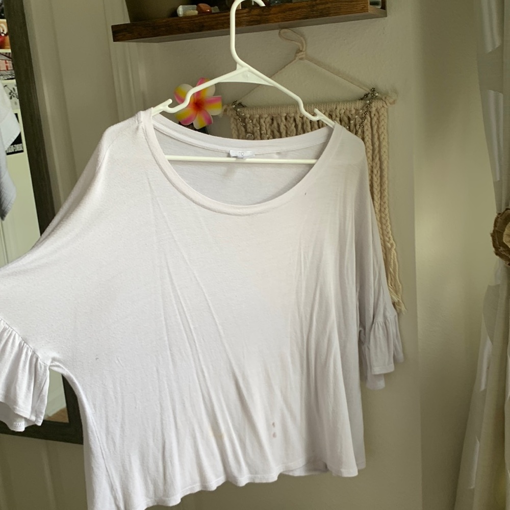 BP S/M WHITE FLOWY TOP